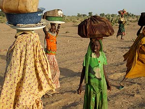 Mujeres y nias sudanesas que cruzan desde Darfur a Chad, cerca de la frontera de Adre, al este de Chad. (Foto: EPA)