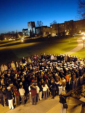 Estudiantes de la universidad se congregan en una vigilia por las vctimas. (Foto: AP)