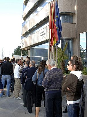Algunos de los 1.889 afectados esperan en las puertas de la Audiencia Provincial de Madrid. (Foto: EFE)