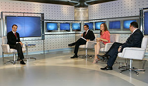 Zapatero, en el plató de Antena 3, frente a Lomana, Valentín (fondo) y Urdaci. (Foto: EFE)