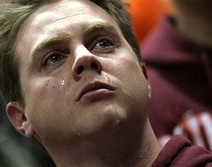 Un estudiante llora durante un acto en recuerdo de sus compaeros. (Foto: AP)