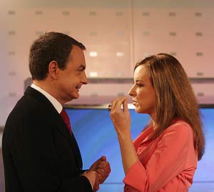 Zapatero y Lomana, directora de informativo de Antena 3. (Foto: Javi Martnez)