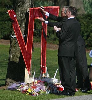 El presidente Bush y el gobernador de Virginia depositan flores por los fallecidos. (Foto: AP)