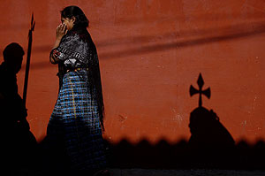 Una mujer maya camina en Guatemala. (Foto: EFE)