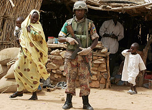 Un soldado de la Unin Africana en una aldea de Darfur. (Foto: AFP)