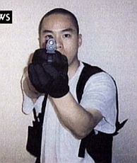 Cho apunta a la cámara en una de las imágenes. (Foto: AP)