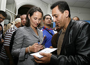 La candidata socialista, Sgolne Royal, firma un autgrafo en Pars. (Foto: REUTERS)