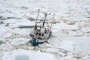 Uno de los barcos atrapados en el hielo. (Foto: REUTERS)