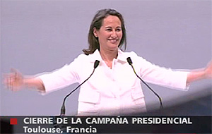 La candidata francesa, en el escenario tras las palabras de Zapatero. (Foto: CNN+)