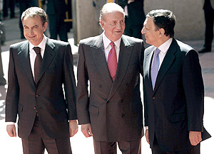 Rodrguez Zapatero, El Rey de Espaa y Barroso, en Madrid. (Foto: REUTERS)