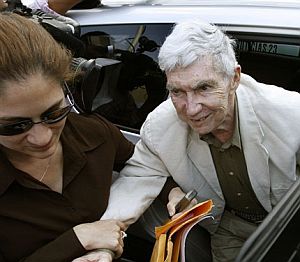 Posada Carriles es ayudado a salir de un coche por su hija, Janet Argüello. (Foto: AP)