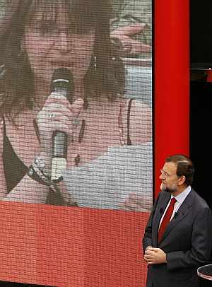 Rajoy escucha una de las preguntas que le formularon durante el programa de TVE. (Foto: EFE)
