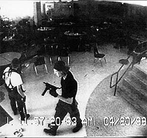 Los autores de la matanza del instituto Columbine, en una captura de vdeo en la cafetera. (Foto: AP)