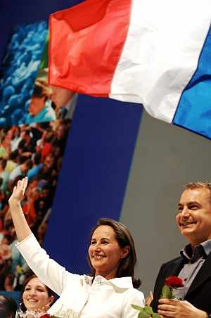 Ségolène saluda junto a Zapatero tras el mitin. (Foto: AFP)