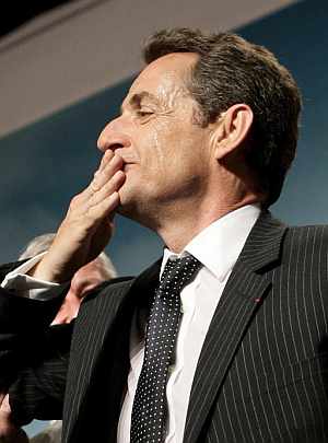 Sarkozy reparte besos entre sus simpatizantes. (Foto: EFE)