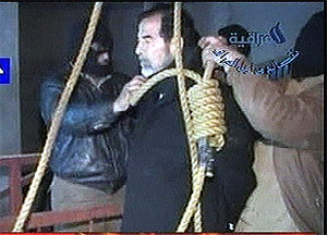 Los verdugos de Sadam Husein colocan la soga en el cuello al ex dictador iraqu. (Foto: AP)