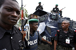 Policas nigerianos en la Comisin Nacional Electoral: (Foto: REUTERS)