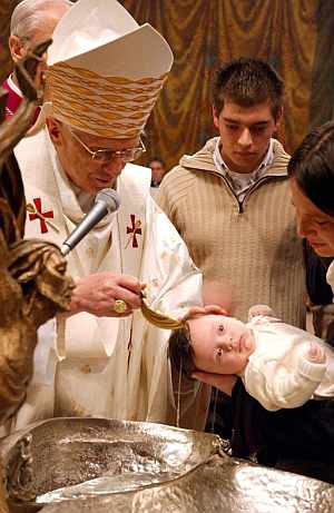 El Papa Benedicto XVI bautiza a un niño el pasado 8 de enero. (Foto: EFE)