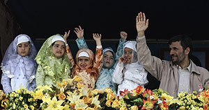 Ahmadineyad, junto a un grupo de nias iranes en Neyriz. (Foto: REUTERS)