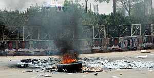 Un neumtico arde tras una protesta durante la jornada electoral. (Foto: AFP)