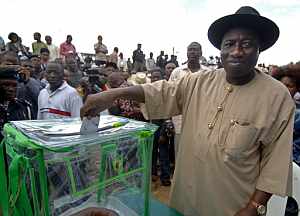 El candidato Goodluck Jonathon deposita su voto. (Foto: AFP)