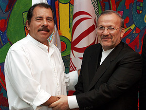 El presidente de Nicaragua, Daniel Ortega, junto al ministro de Exteriores iran. (Foto: AP)