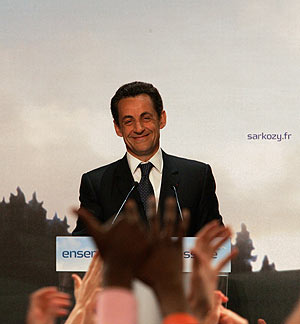 Sarkozy da las gracias a sus votantes, reunidos para celebrar su victoria. (Foto: AFP)