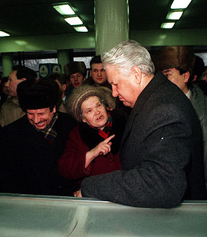 Una mujer se queja a Yeltsin durante una visita del ex presidente a Nizhni Novgorod. (Foto: AP)