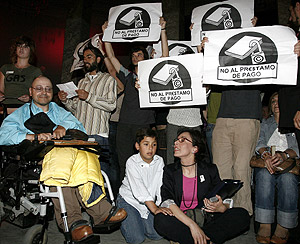 Imagen de las personas que protestaron contra el canon de loas bibliotecas en el acto en el Crculo de Bellas Artes. (Foto: EFE)