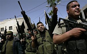 Milicianos palestinos armados participan en el funeral de un compañero muerto. (Foto: AP)