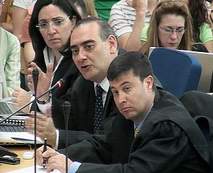 El abogado de la AVT, Juan Carlos Rodrguez Segura, pregunta a Garca Castao. (Foto: EFE)