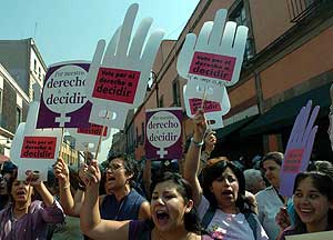 Un grupo de mujeres muestran pancartas en favor de la despenalizacin. (Foto: EFE)