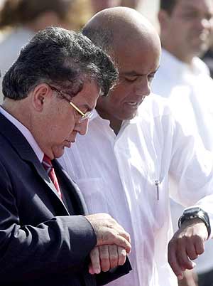 Duarte mira su reloj en una recepcin reciente del vicepresidente venezolano. (Foto: EFE)