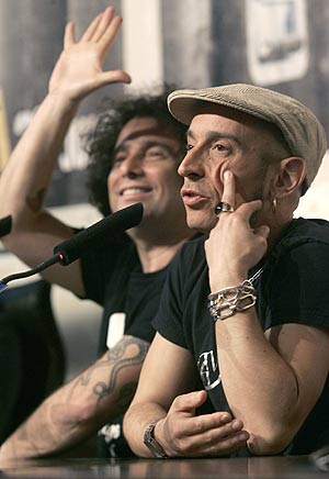 Los dos artistas hacen gestos durante la rueda de prensa. (Foto: EFE)