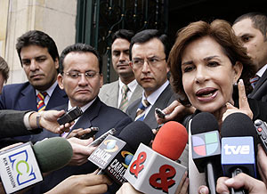 Los diputados Gloria Gallardo (dcha.) y Alfonso Harb (izqda.), comentan con los medios su decisin. (Foto: REUTERS)