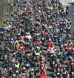 Miles de motos tomaron Madrid en el mes de marzo para celebrar la presentacin de un equipo del Mundial de motociclismo. (Foto: Jaime Villanueva)