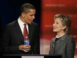 Obama y Clinton se saludan durante el debate. (Foto: AP)