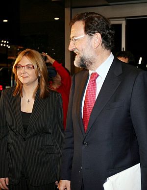 Rajoy y Rosa Mara Prez, ante el hotel de la cena. (Foto: EFE)