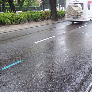 Líneas azules en el pavimento de Arturo Soria a la altura del número 183. (Azucena S. Mancebo)