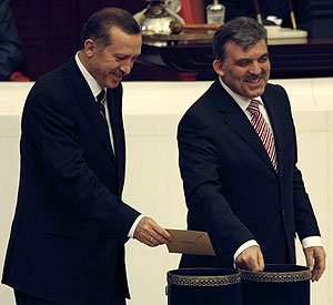 Abdula Gl (dcha.), junto a Recep Tayyip Erdogan, en el Parlamento. (Foto: REUTERS)