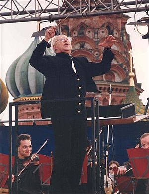 Rostropovich dirigendo la Orquesta Sinfónica Nacional rusa en la Plaza Roja de Moscú en 1993. (Foto: AP)