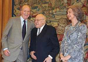 Rostropvich con los Reyes en 2004. (Foto: EFE)
