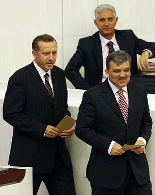 El primer ministro turco, Erdogan (izda.), y el candidato, Abdul Gl (dcha.). (Foto: AFP)
