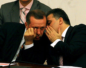 El primer ministro turco, Erdogan, escucha al aspirante a la presidencia, Abdul Gl. (Foto: EFE)