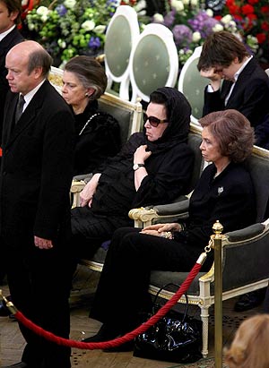 La Reina y su hermana, junto a la viuda de Rostropovich. (Foto: EFE)