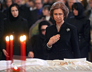 La reina Sofa se despide de su amigo Rostropvich, durante su funeral. (Foto: EFE)