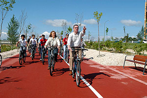 Gallardón se ha subido a una bicicleta para inaugurar el Anillo Ciclista. (Foto: Ayuntamiento de Madrid)