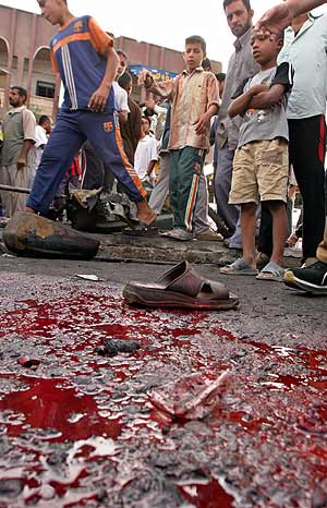 Resto de sangre tras un atentado en una calle de Basr, en Irak. (Foto: AP)