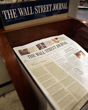 Un ejemplar del diario 'The Wall Street Journal' a la venta en Nueva York. (Foto: AFP)