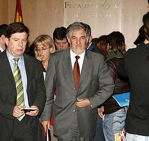 Cndido Conde-Pumpido, tras su rueda de prensa en la sede de la Fiscala. (Foto: EFE)